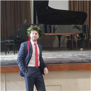Insegnante di pianoforte, laureato al conservatorio di Caltanissetta, impartisce lezioni di musica, armonia e pianoforte